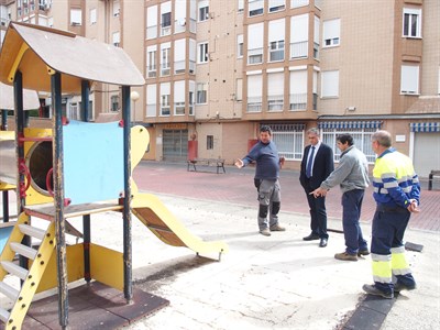 El Ayuntamiento retira los elementos peligrosos del área infantil de la Fuente del Oro e imposibilita su uso hasta encontrar una solución definitiva