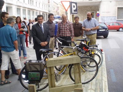 El Ayuntamiento comienza la instalación de 27 aparcabicis