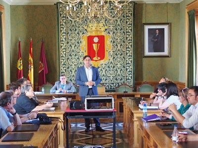 El alcalde se reúne con vecinos, empresarios, autónomos y  asociaciones del Casco Antiguo 