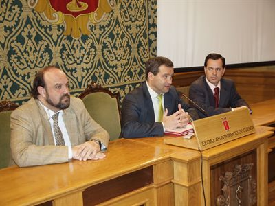 El alcalde entrega al presidente de la Junta de Cofradías la información generada por los cuatro GPS que se han utilizado en las procesiones de la Semana Santa 2010