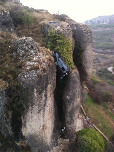Bomberos de la capital rescatan a los ocupantes de un vehículo que cayó 70 metros por la Hoz del Huécar