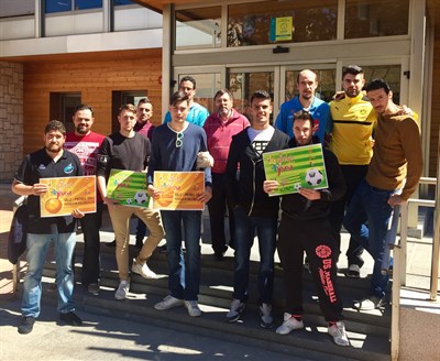 El concejal de Juventud entrega los trofeos de Fútbol y Balonceso de la Noche + Joven