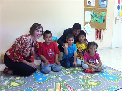 El alcalde visita a los niños y niñas que participan en el programa “Diviértete Aprendiendo”