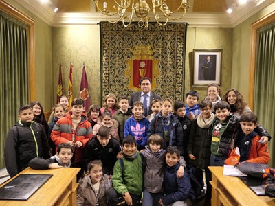 Mariscal recibe a un grupo de alumnos del CEIP San Fernando 
