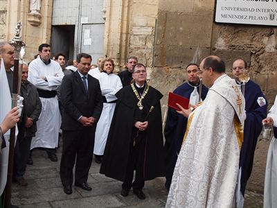 El alcalde asiste a la bendición de la calle Hermandad del Bautismo