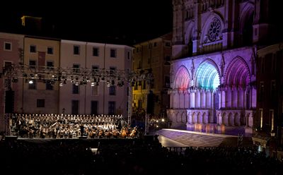  
Más de 4.000 personas siguieron el concierto que estuvo acompañado de un espectáculo de luz y de danza
