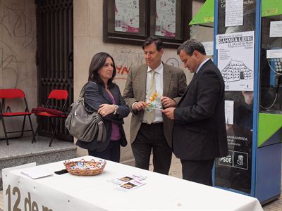 El alcalde muestra su apoyo a la Asociación de Fibromialgia en el Día Internacional de la enfermedad