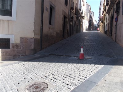 Corte de tráfico en la calle San Pedro con motivo de la reparación de una alcantarilla en mal estado