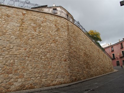 El Ayuntamiento recepciona la obra de reconstrucción del muro de la calle Alfonso VIII 