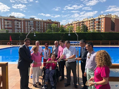 Ángel Mariscal participa en la campaña “Mójate por la esclerosis múltiple” y destaca las iniciativas de la institución local en materia de accesibilidad