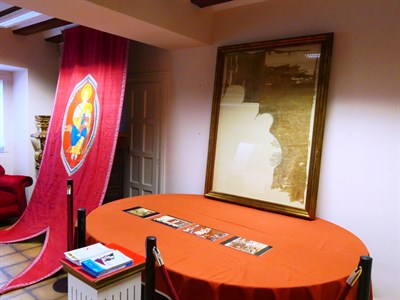 El Ayuntamiento vuelve a exponer al público el Pendón Original con el que Alfonso VIII conquistó la ciudad en 1177 