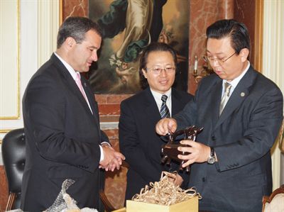 Francisco Javier Pulido recibe a la delegación de Pajú encabezada por el alcalde de la ciudad coreana