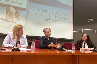El Salón de Actos de Aguirre se quedó pequeño para recibir a Máximo Huerta en la presentación y firmas de su libro ‘Mamá está dormida’