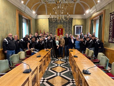 El Ayuntamiento de Cuenca festeja con el REBI Balonmano Cuenca su histórica temporada