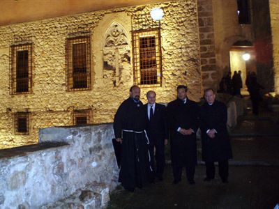 El patio del Palacio Episcopal y la cara norte de la torre de la Iglesia de El Salvador lucen ya  su nueva iluminación artística