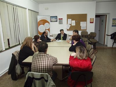 El alcalde explica a la Junta Directiva de la Asociación de Vecinos de las Quinientas el proyecto del aparcamiento subterráneo en el barrio