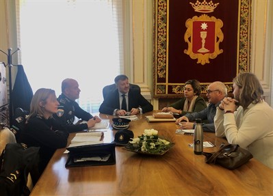 Policía Local y Nacional se reúnen con los vecinos del Cerro de la Horca en el Ayuntamiento