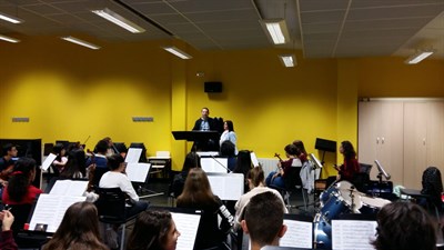 Esther Martínez visita a la Joven Orquesta de Cuenca en sus ensayos y felicita a sus integrantes por sus éxitos 