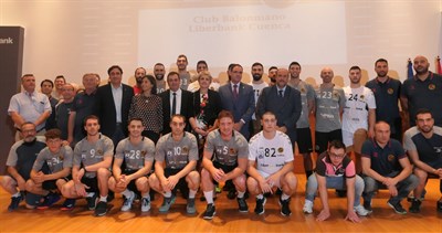 Ángel Mariscal muestra el apoyo del Ayuntamiento al Balonmano de Cuenca