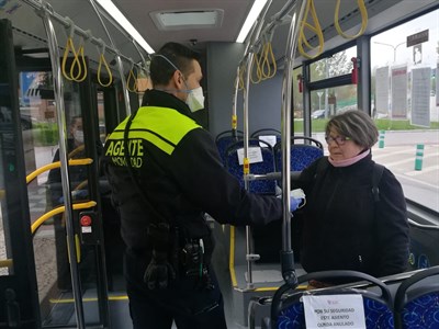 El Ayuntamiento de Cuenca reparte mascarillas en el transporte urbano 