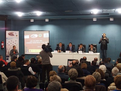Mariscal ensalza las bondades del cordero manchego como producto de la tierra y anima a que siga siendo el “producto estrella” de la Navidad