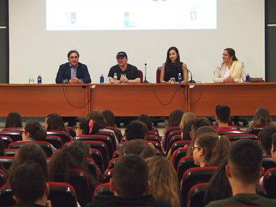 El escritor Blue Jeans frente a sus seguidores, en un Centro Aguirre abarrotado de adolescentes rendidos a su talento