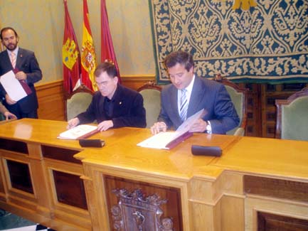 Ayuntamiento y UCLM suscriben un convenio para el uso del polideportivo Luis Yúfera