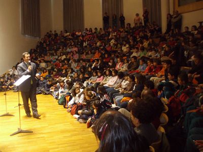 El alcalde da la bienvenida a los niños de las Escuelas de la UNESCO