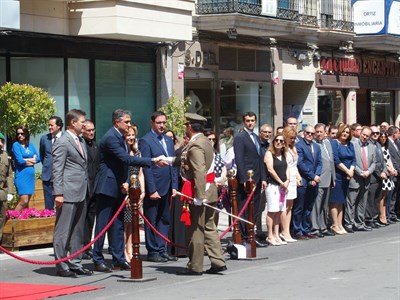 Mariscal recibe del Ministerio de Defensa la Bandera de España que ondeará en la Plaza de la Hispanidad