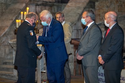 El jefe de la Policía Local de Cuenca, José Vidal Tejeda, recibe la medalla al Mérito Profesional de Castilla-La Mancha, categoría oro
