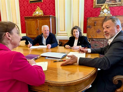 Dolz constata con los presidentes local y provincial de Cruz Roja el buen desarrollo de los proyectos conjuntos