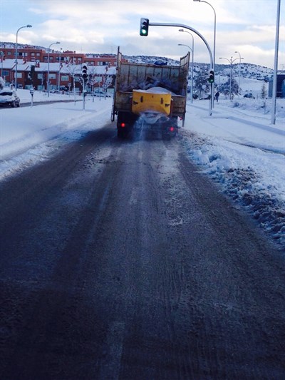 Hasta 15 centímetros de nieve y graves heladas dificultan la circulación en la capital 
