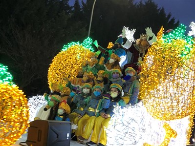 La lluvia no consigue deslucir el encanto y la emoción de la Cabalgata de los Reyes Magos