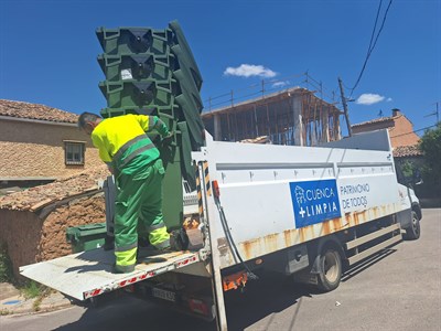 El Ayuntamiento de Cuenca comienza a renovar los 75 contenedores de recogida de residuos de las ocho pedanías
