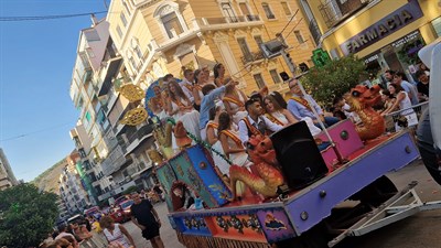 El desfile de carrozas de San Julián provoca esta tarde afecciones de tráfico