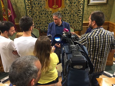 El alcalde recuerda que el Servicio de Limpieza arrastra los recortes y el desmantelamiento de la etapa anterior