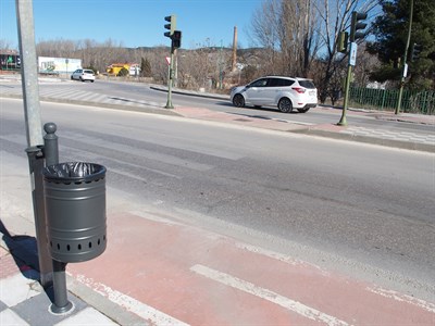 El Ayuntamiento continúa con la instalación de papeleras nuevas colocando 41 en la Ronda Oeste