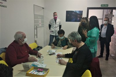 La edil Esther Barrios pone en valor la atención integral que ofrece la Asociación Parkinson Cuenca 