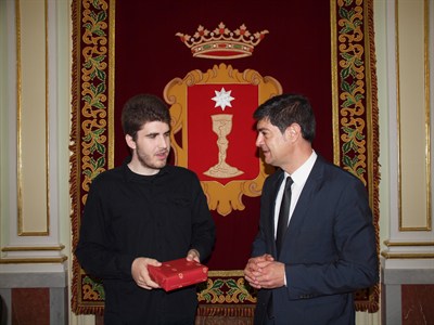 El alcalde recibe al joven conquense galardonado con el Premio Nacional de Bachillerato 