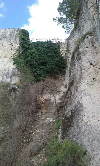 El desprendimiento de la parte inferior de un muro obliga a cortar la calle bajada a Las Angustias