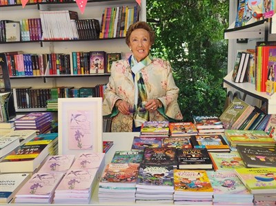 La concejala María Ángeles Martínez amadrina la presentación del libro ‘Fortaleza indomable’, de Alejandra Cruz, cuyas ventas se destinan a la investigación de enfermedades raras
