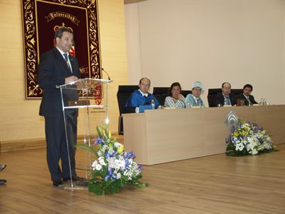 El alcalde recibe la Plomada de Honor como presidente del Patronato Universitario Cardenal Gil de Albornoz