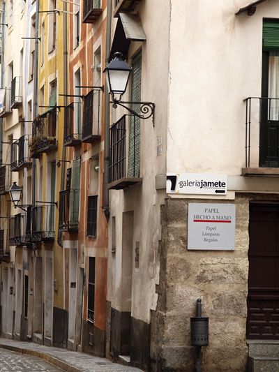El Ayuntamiento renueva las luminarias del Casco Antiguo de Cuenca