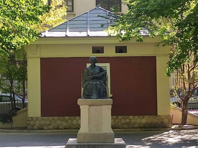 Finalizada la limpieza íntegra de la escultura de Gregoria de la Cuba y Clemente y de la caseta del Parque de San Julián 