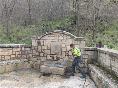 El Ayuntamiento de Cuenca lleva a cabo trabajos de limpieza y desinfección de las fuentes de la ciudad