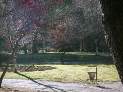 El Ayuntamiento pone en marcha un servicio especial de limpieza en parques para eliminar los restos del botellón