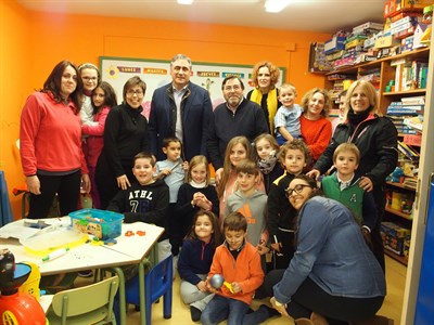 Ángel Mariscal visita la Ludoteca Municipal ‘De Fábula’ coincidiendo con los preparativos de Carnaval 