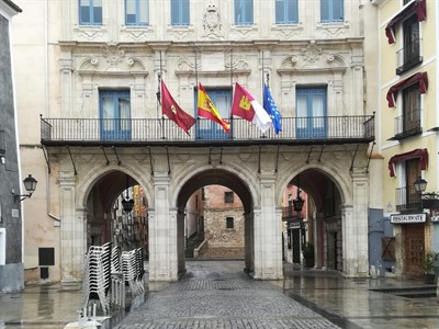 Las banderas del Ayuntamiento de Cuenca ondearán a media asta a partir de este martes  