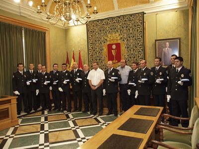 El alcalde asiste al acto de toma de posesión de dos suboficiales, seis oficiales y 5 policías locales