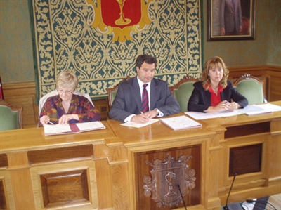 Ayuntamiento y Agrupación de Hostelería firman un convenio para homogeneizar el mobiliario de las terrazas